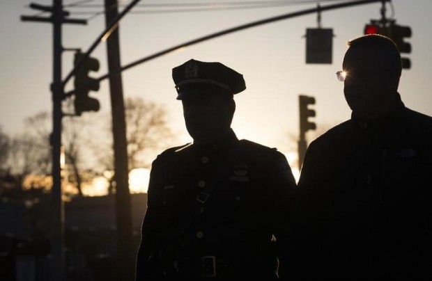 Cops turn backs on de Blasio at funeral