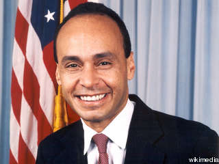 Illinois Congressman Luis Gutierrez Called ‘Communist’ and ‘Traitor’ in Los Angeles [Video]